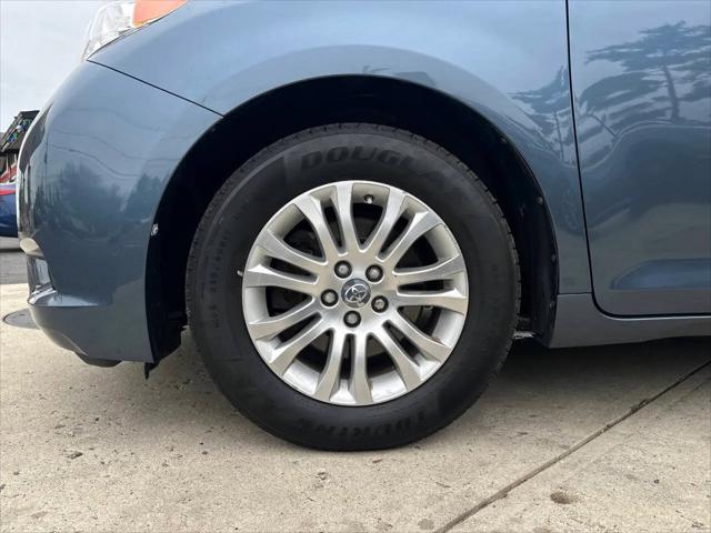 2014 Toyota Sienna XLE V6 8 Passenger