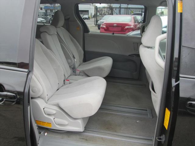 2013 Toyota Sienna LE V6 8 Passenger