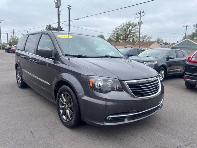 2016 Chrysler Town & Country S for sale in Lincoln Park, MI