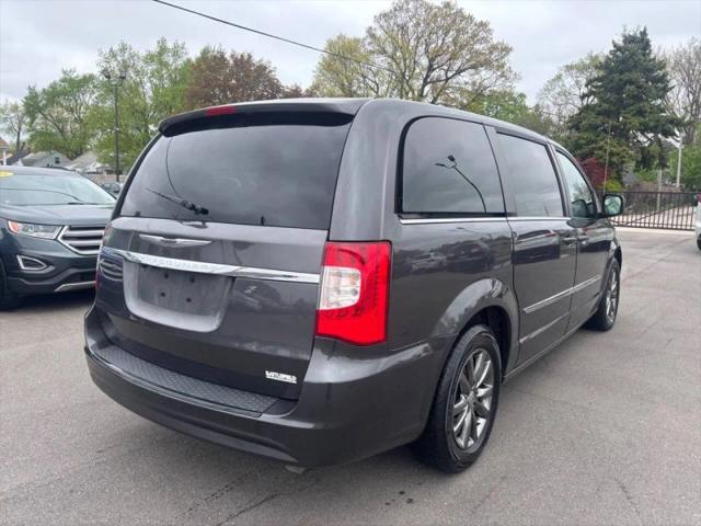 2016 Chrysler Town & Country S