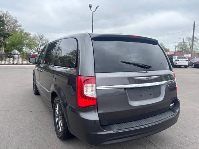 2016 Chrysler Town & Country S