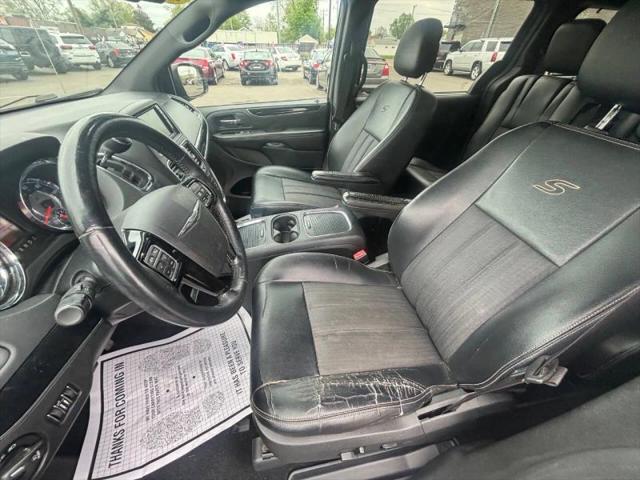 2016 Chrysler Town & Country S