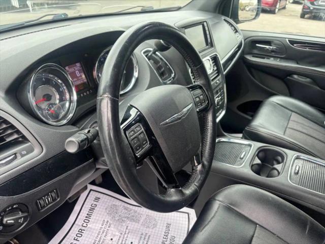 2016 Chrysler Town & Country S