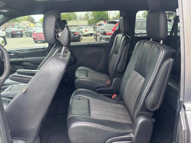 2016 Chrysler Town & Country S
