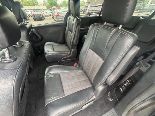2016 Chrysler Town & Country S
