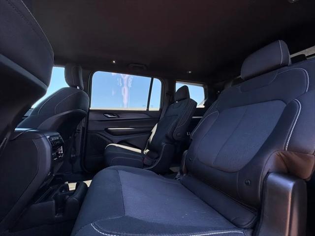 2024 Jeep Grand Cherokee L Laredo 4x2