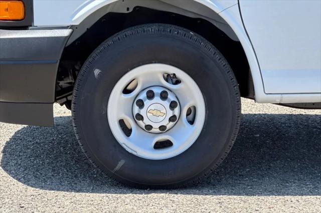 2026 Chevrolet Express Cargo Van 2500 Regular Wheelbase, WT, RWD