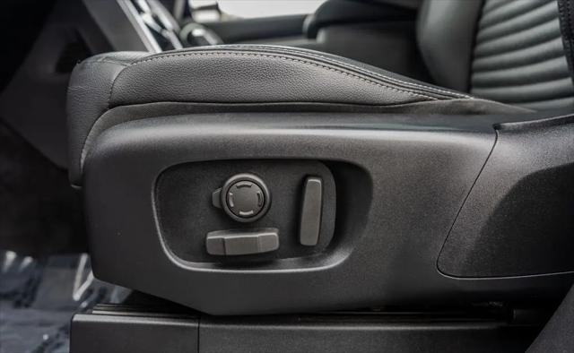 2023 Land Rover Discovery P300 S R-Dynamic