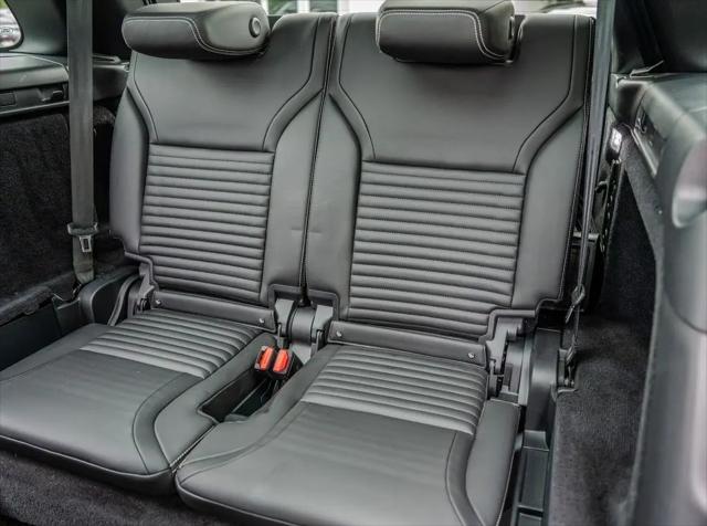 2023 Land Rover Discovery P300 S R-Dynamic