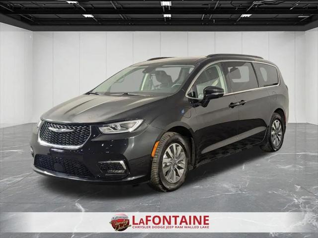 2022 Chrysler Pacifica Hybrid Touring L for sale in Walled Lake, MI