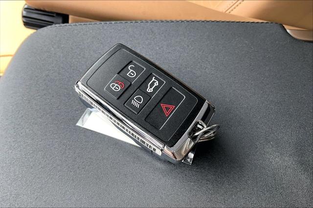 2025 Land Rover Discovery P300 Dynamic SE