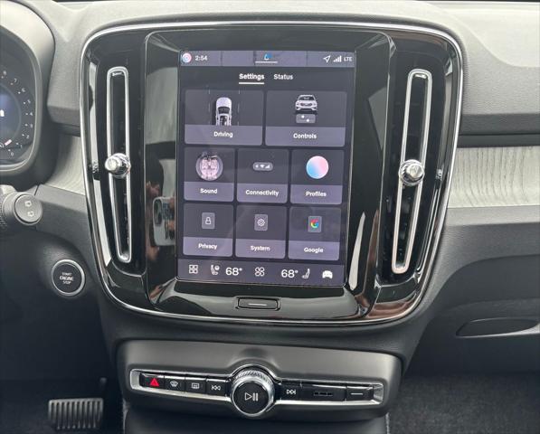 2026 Volvo XC40 Core, B5 AWD Gas (mild hybrid), Dark