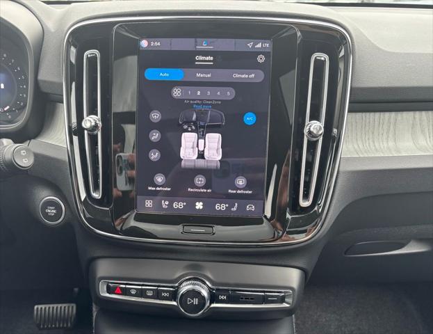 2026 Volvo XC40 Core, B5 AWD Gas (mild hybrid), Dark