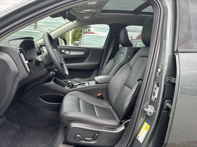 2026 Volvo XC40 Core, B5 AWD Gas (mild hybrid), Dark
