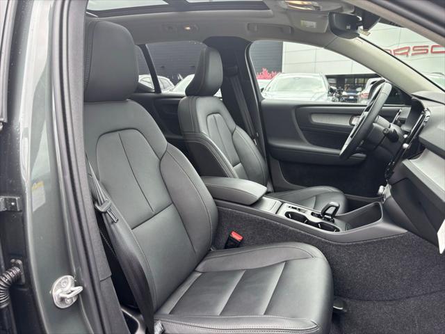 2026 Volvo XC40 Core, B5 AWD Gas (mild hybrid), Dark