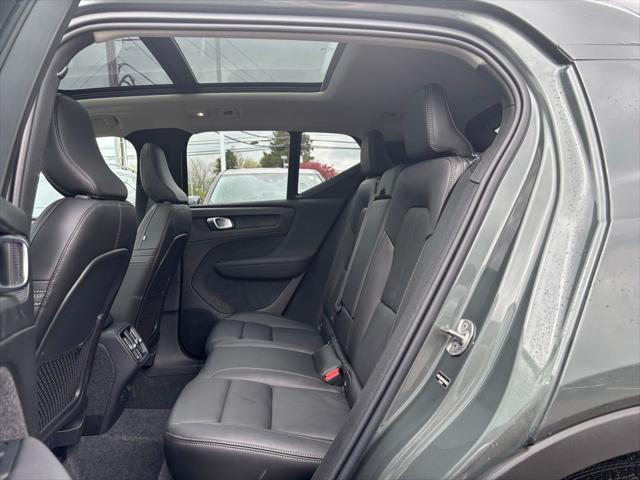 2026 Volvo XC40 Core, B5 AWD Gas (mild hybrid), Dark