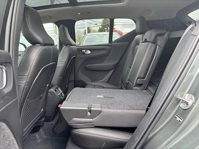 2026 Volvo XC40 Core, B5 AWD Gas (mild hybrid), Dark