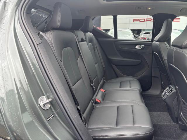 2026 Volvo XC40 Core, B5 AWD Gas (mild hybrid), Dark