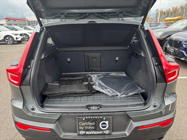 2026 Volvo XC40 Core, B5 AWD Gas (mild hybrid), Dark