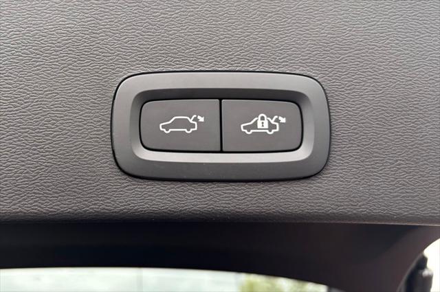 2026 Volvo XC40 Core, B5 AWD Gas (mild hybrid), Dark