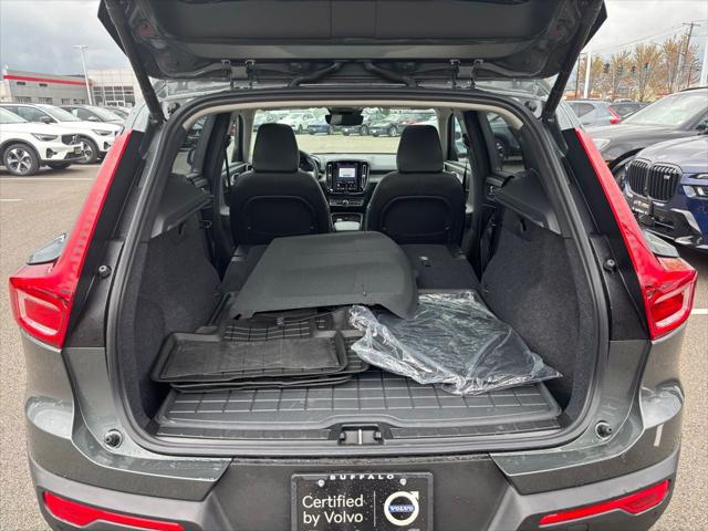 2026 Volvo XC40 Core, B5 AWD Gas (mild hybrid), Dark