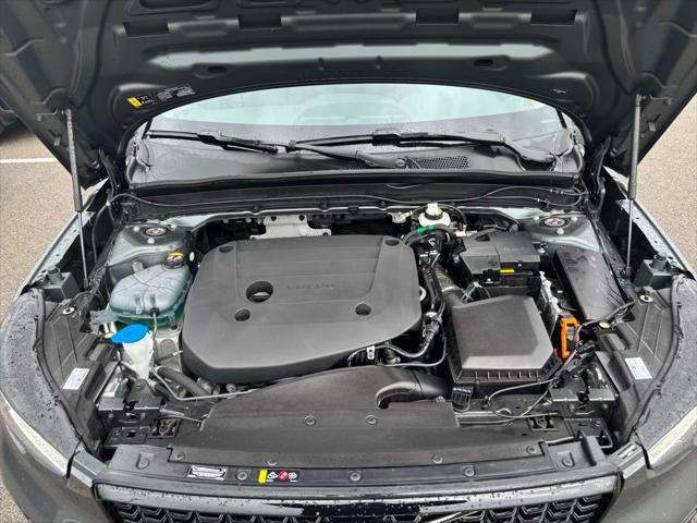 2026 Volvo XC40 Core, B5 AWD Gas (mild hybrid), Dark
