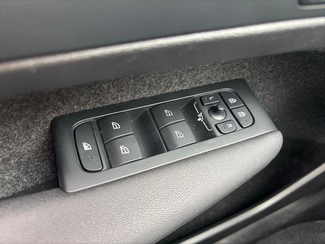 2026 Volvo XC40 Core, B5 AWD Gas (mild hybrid), Dark