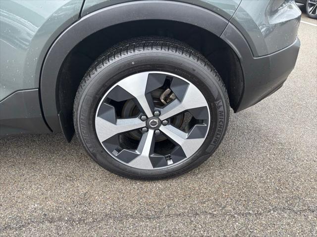 2026 Volvo XC40 Core, B5 AWD Gas (mild hybrid), Dark
