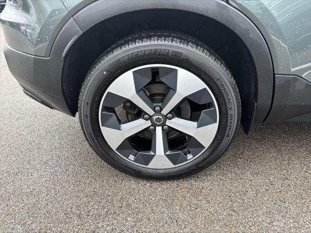 2026 Volvo XC40 Core, B5 AWD Gas (mild hybrid), Dark