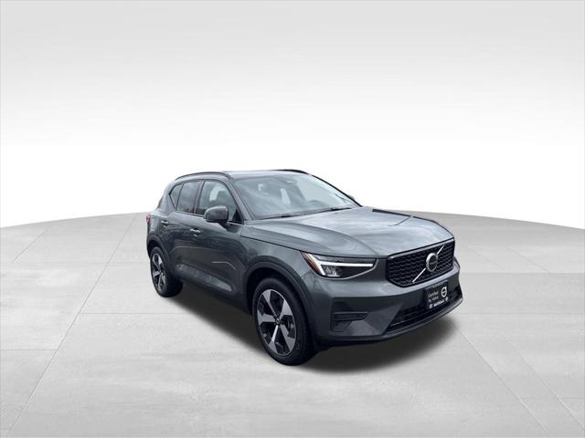 2026 Volvo XC40 Core, B5 AWD Gas (mild hybrid), Dark