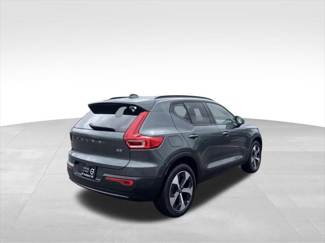 2026 Volvo XC40 Core, B5 AWD Gas (mild hybrid), Dark