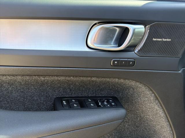 2026 Volvo XC40 Black Edition Ultra, B5 AWD Gas (mild hybrid)