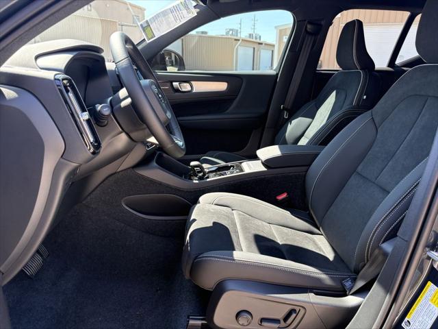 2026 Volvo XC40 Black Edition Ultra, B5 AWD Gas (mild hybrid)