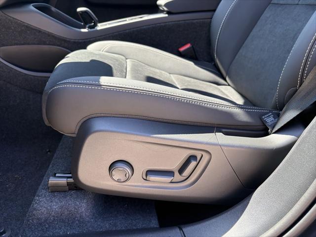 2026 Volvo XC40 Black Edition Ultra, B5 AWD Gas (mild hybrid)