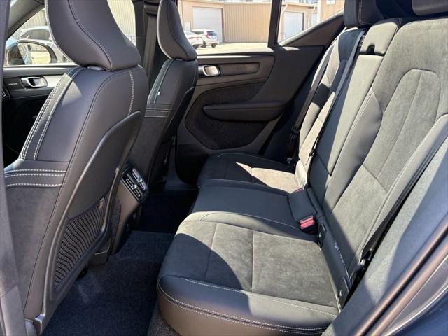 2026 Volvo XC40 Black Edition Ultra, B5 AWD Gas (mild hybrid)
