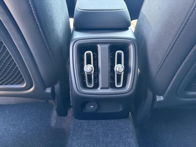 2026 Volvo XC40 Black Edition Ultra, B5 AWD Gas (mild hybrid)