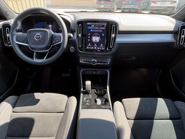 2026 Volvo XC40 Black Edition Ultra, B5 AWD Gas (mild hybrid)