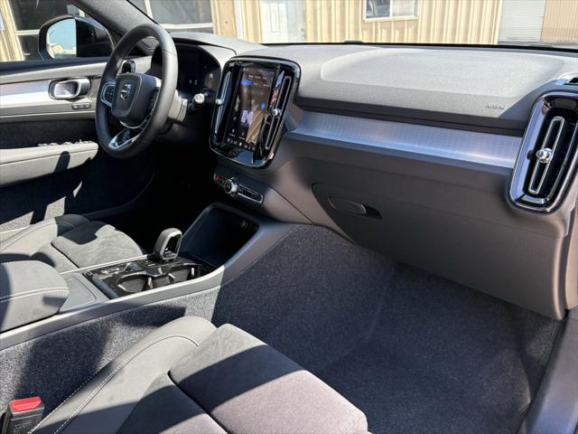 2026 Volvo XC40 Black Edition Ultra, B5 AWD Gas (mild hybrid)