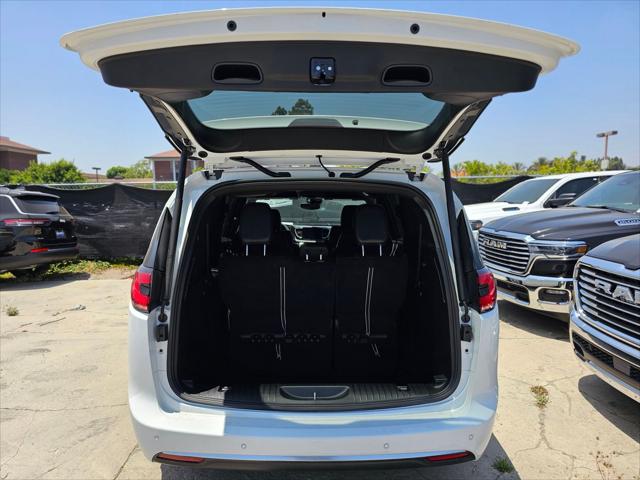 2027 Chrysler Pacifica Select