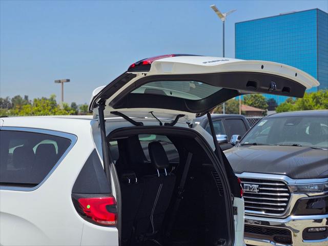 2027 Chrysler Pacifica Select