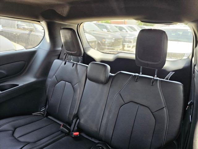 2027 Chrysler Pacifica Select