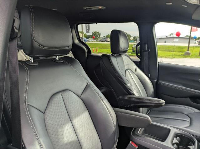 2025 Chrysler Pacifica Select