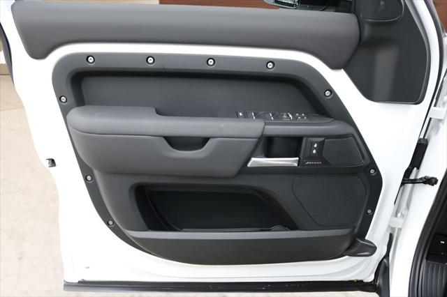 2025 Land Rover Defender 110 P300