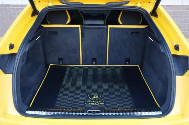 2021 Lamborghini Urus Pearl Capsule