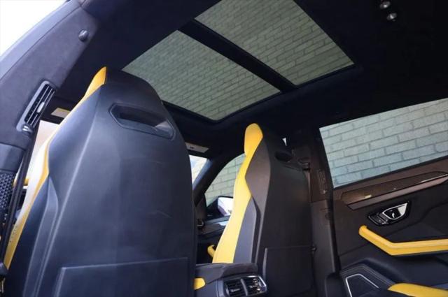 2021 Lamborghini Urus Pearl Capsule