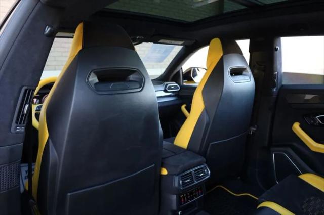 2021 Lamborghini Urus Pearl Capsule