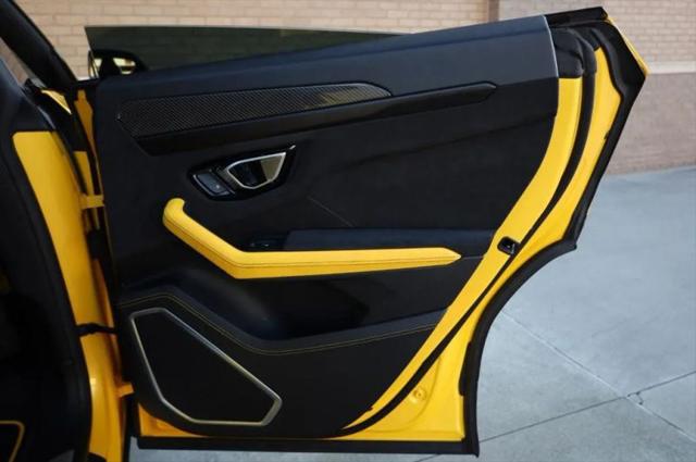 2021 Lamborghini Urus Pearl Capsule