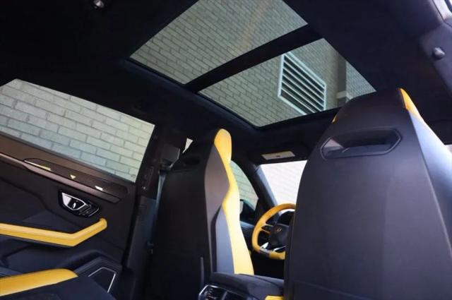 2021 Lamborghini Urus Pearl Capsule