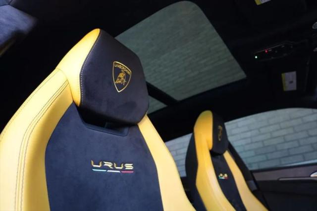 2021 Lamborghini Urus Pearl Capsule