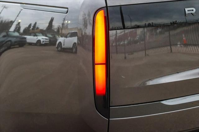 2026 Land Rover Range Rover P550e SE
